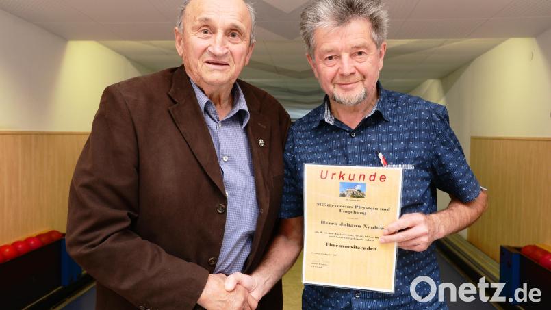 Nach 42 Jahren Vorstandstätigkeit gehört bei der Überreichung der Ernennung zum Ehrenvorstand ein Händedruck unter Freunden einfach dazu. Johann Neuber (links) erhält von Altbürgermeister Johann Walbrunn die Urkunde. Bild: bey