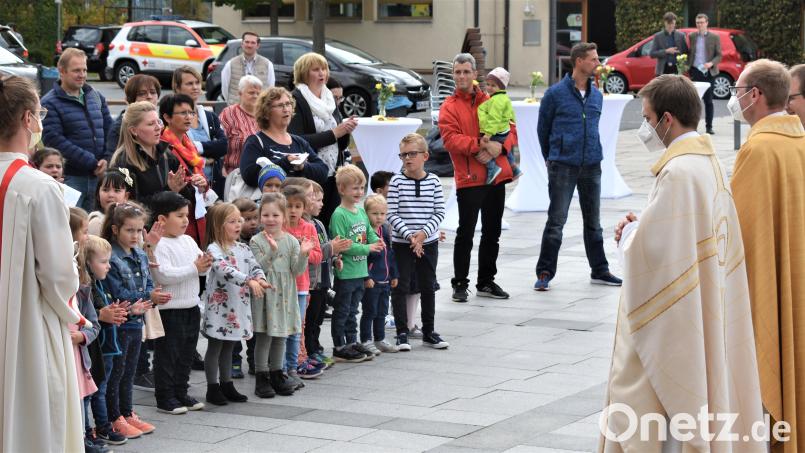 Die Kinder der Kindertagesstätte &quot;St. Theresia&quot; singen zur Begrüßung. Bild: rgr