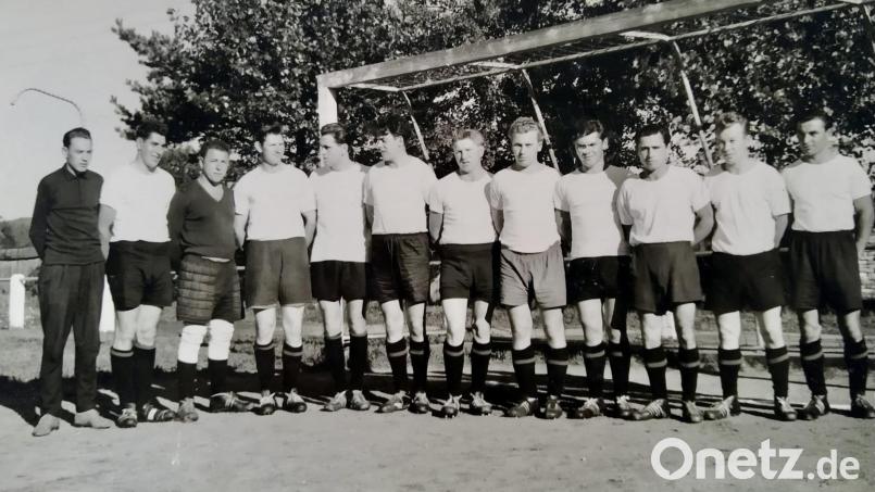Als Ludwig Bock (Vierter von rechts) in den 50er Jahren in der 2. Mannschaft kickte, ging das zumindest in der Zweiten noch ohne regelmäßiges Training. Bild: Archiv SpVgg/exb