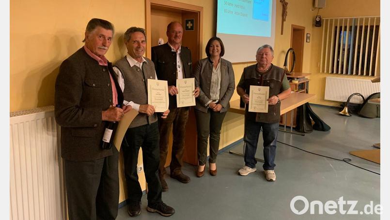 Geehrt für langjährige Treue zur Jägerkameradschaft Auerbach: (von links) Anton Dippold (60 Jahre), Horst Rössel (50 Jahre), Hubert Bachmann (40 Jahre), Zweite Vorsitzende Gabi Schleicher und Otto Aron (40 Jahre). Bild: exb
