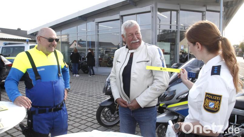 Polizeiobermeisterin Susanne Lingl (rechts) und Hauptkommissar Thomas Ludwig (links) kamen mit Biker Johann-Peter Ziegler (Mitte) ins Gespräch und gaben ihm Tipps für die passende Sicherheits- und Schutzkleidung auf dem Motorrad. Bild: Hirsch