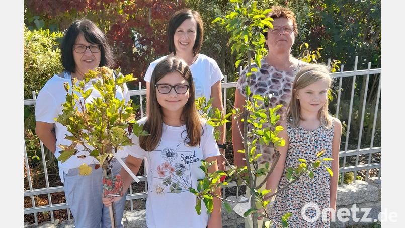 Gartenbauverein Saltendorf pflanzt Kommunionbäume Onetz