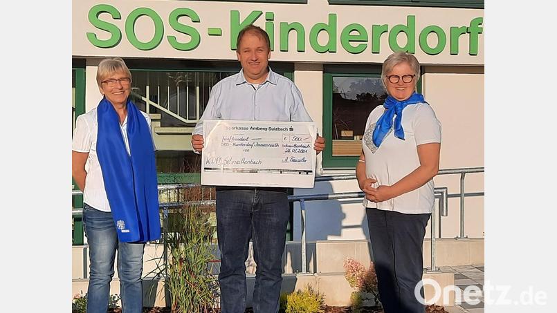 Groß ist die Freude bei dem Leiter des SOS-Kinderdorfs in Immenreuth, Holger Hassel, über die Spende von 500 Euro, die Lydia Bäumler (links) und Maria Kraus übergeben. Bild: ads