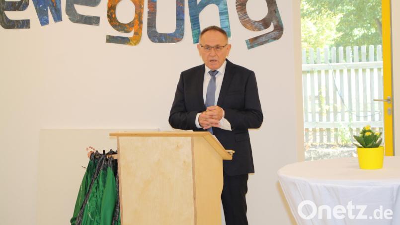 Das Raumkonzept des neuen Trabitzer Kindergartens erläutert Architekt Wolfgang Schultes bei der Einweihungsfeier. Bild: bjp