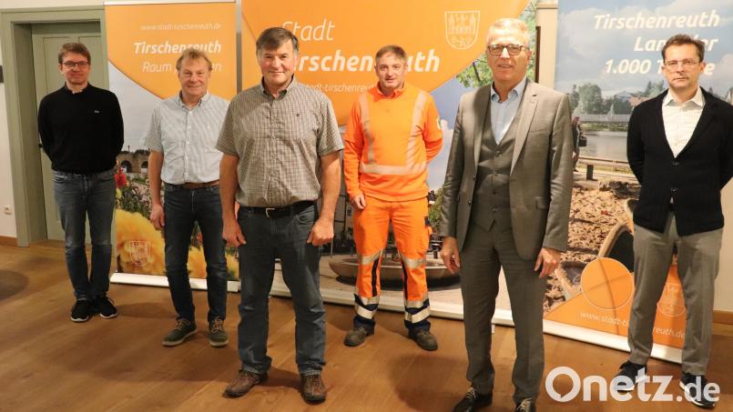 20 Jahre hat Manfred Bauer (Dritter von links) für eine „leuchtende Stadt“ gesorgt. Jetzt wurde der Mitarbeiter des Bauhofs, der für den Winterdienst und vor allem für die Straßenbeleuchtung zuständig war, verabschiedet. Für den Einsatz bedankten sich (von rechts) der Leiter der Hauptverwaltung, Markus Bergauer, Bürgermeister Franz Stahl und Personalratsvorsitzender Karl Bayreuther sowie (von links) Stadtbaumeister Andreas Ockl und Bauhofleiter Herbert Schertler.
	Bild: Stadt Tirschenreuth/exb Bild: Stadt Tirschenreuth/exb
