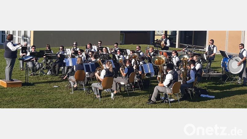 Die Werkvolkkapelle Schlicht spielt eine Serenade. Bild: sak