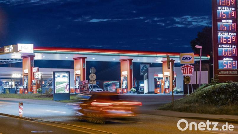 Idylle oder Ort des Schreckens? Das haben Autofahrer nicht allein selbst in der Hand, aber je mehr Spritspartipps sie beachten, desto weniger schlimm ist die Tankrechnung. Symbolbild: Jens Büttner/dpa