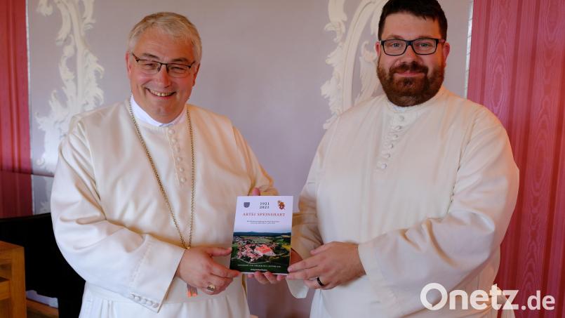 Formell übergibt Pater Johannes Bosco Ernstberger (rechts) das erste Exemplar seiner Festschrift über die Abtei Speinshart an Abt Hermann Josef Kugler. Bild: do