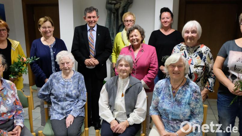 Freude in der Jahreshauptversammlung des Katholischen Frauenbundes über die Jubilarinnen, die dem Bund 20, 30, 40, 45, 60 und 65 Jahre die Treue halten. Es gratulieren (stehend von links) Vorsitzende Christina Schaller sowie (Dritter von links) Pfarrer Max Früchtl. Bild: le