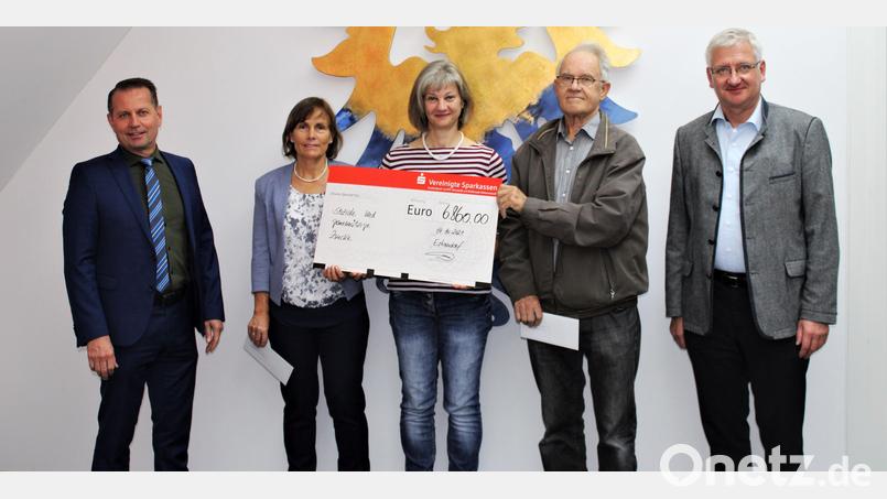 Gerhard Hösl, Vorstandsvorsitzender der Sparkasse (von links), überreichte den Scheck an Claudia Haderer, Gisela Wenning und Manfred Klöble. Auch Bürgermeister Johannes Reger war hocherfreut über die finanzielle Unterstützung. Bild: exb