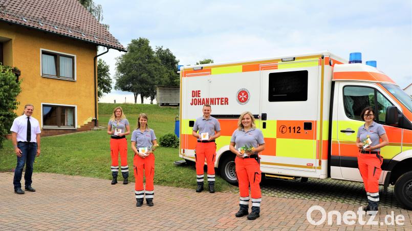 Zum Jahrestag der Inbetriebnahme gab es für das Team der Rettungssanitäter der Johanniter in Wernersreuth kleine Präsente. Von links Frank Zirngibl (Leiter Rettungsdienst der Johanniter in Ostbayern), Katharina Sturm, Anna Pollinger, Dominik Bayer, Luise Kerschbaum, Alexandra Beck (Leiterin Rettungswache Wernersreuth). Bild: Andreas Denk/exb