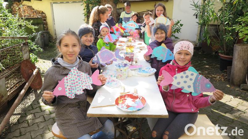 Viel Spaß hatten die Kinder beim Bemalen der fliegenden Fische. Bild: jzk
