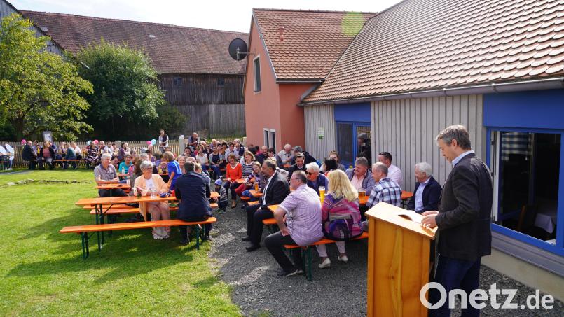 Dorfvorsitzender Andreas Bodensteiner (rechts) bei der Festansprache zur Segnung des Albersriether Generationengartens. Bild: fvo