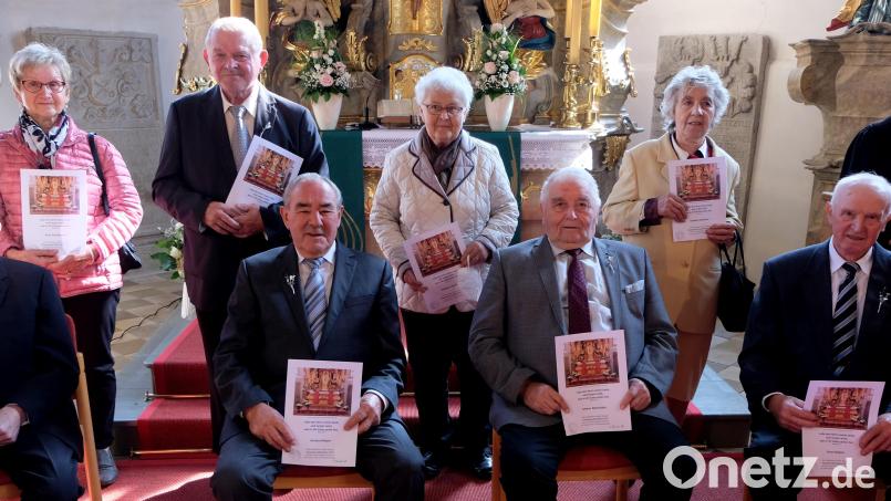 Gnaden- und Diamantene Konfirmanden: Sitzend von links: Siegfried Beierl, Gerhard Meyer, Hans Meierhöfer und Ernst Wagner. Stehend von links: Karin Schafhauser, Helmut Kreiner, Hildegard Schaller, Elisabeth Gollwitzer und Pfarrer Wilfried Römischer. Bild: le