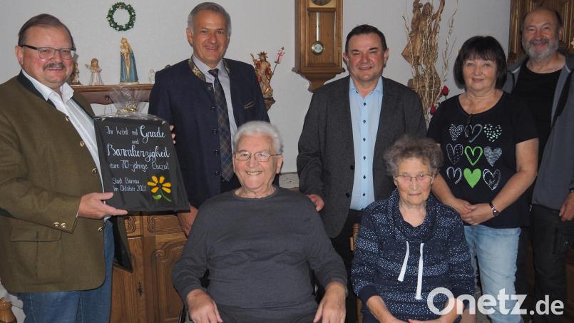Eine &quot;Gnadenhochzeit&quot; ist ein wirkliches außergewöhnliches Ereignis. Hedwig und Franz Zwerenz (vorne) können auf diese 70 Ehejahre zurückblicken. Dazu durften sie auch die Glückwünsche von (hinten, von links) Bürgermeister Alfred Stier, Landrat Roland Grillmeier sowie Stadtpfarrer Konrad Amschl und natürlich von Tochter Sieglinde mit Ehemann Otmar Trescher entgegennehmen. Bild: ws