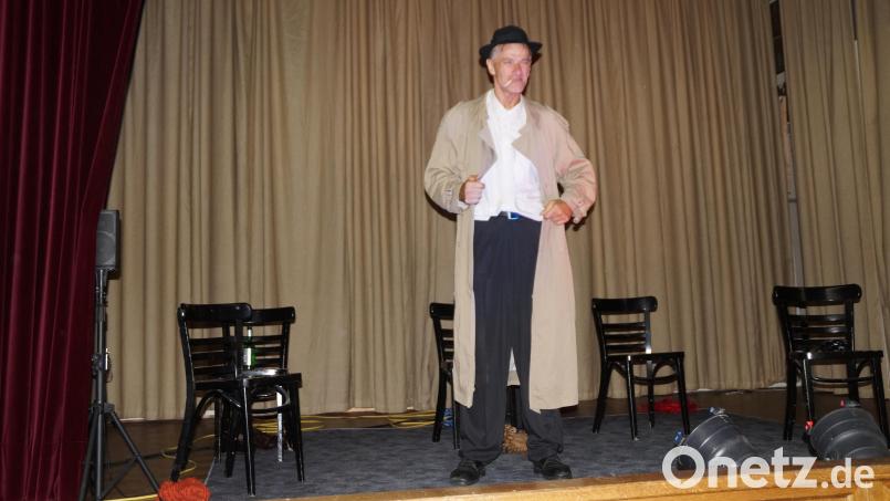 In neun unterschiedliche Rollen schlüpfte Andreas Büttner bei der Theaterparodie zum Klassiker Casablanca. Hier stellt er den Widerstandskämpfer Victor Laszlo dar Bild: wel