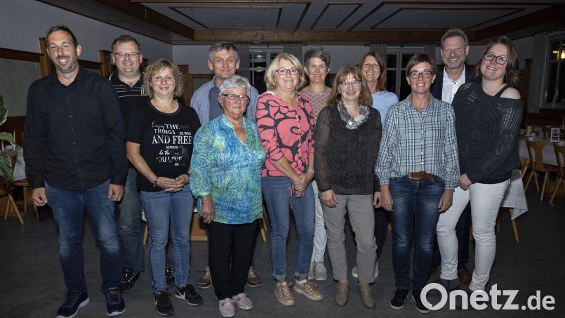 Einen neuen Vorstand wählt der Obst- und Gartenbauverein Freudenberg/Wutschdorf. Bürgermeister Alwin Märkl (Zweiter von rechts) gratuliert. Bild: Hermann Koch/exb