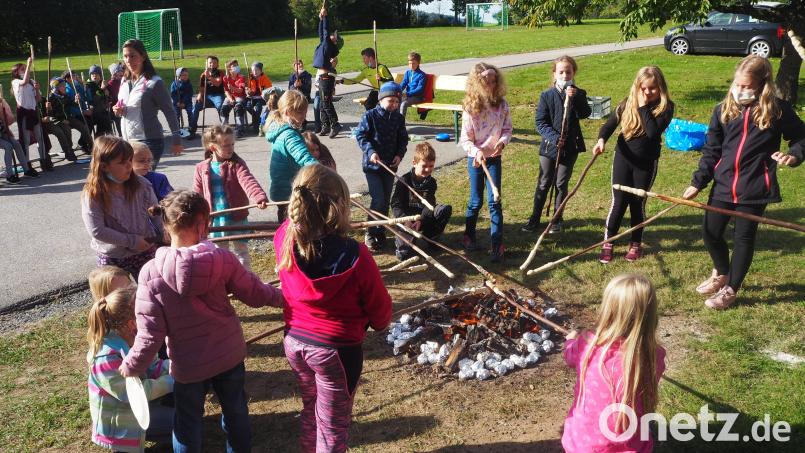Viel Spaß haben die Kinder beim Rösten des Stockbrots. Bild: Grundschule Neudorf/exb
