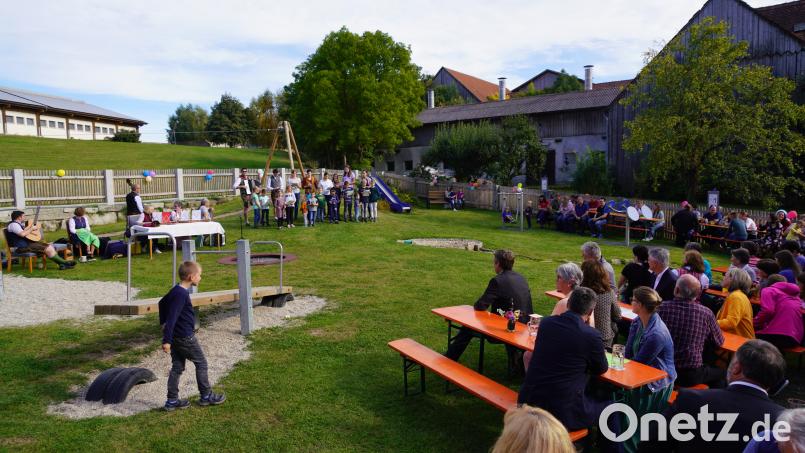 Die jungen Albersriether bedanken sich mit einem Lied für den neuen Generationengarten. Bild: fvo