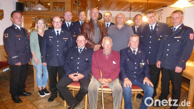 Für ihre Treue werden sieben Feuerwehrmänner geehrt. Seit 70 Jahren steht Georg Tafelmeyer Altsenior (sitzend, Mitte) zum Verein. Ihnen dankten Kreisbrandmneister Gerald Wölfl (links) und Bürgermeistervertreter Thomas Schönberger (rechts) Bild: bk