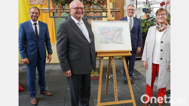 Bei der Verabschiedung von Dagmar Voß und Roland Albert, die beide mit "Architekten" der Tirschenreuther Gartenschau waren, dankte auch Bürgermeister Franz Stahl für die Leistungen. Im Bild (von links) Umweltminister Thorsten Glauber, Roland Albert, Franz Stahl und Dagmar Voß. Bild: Petra Pintscher/exb