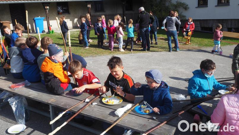 Die Kinder lassen sich das Essen schmecken Bild: Grundschule Neudorf/exb