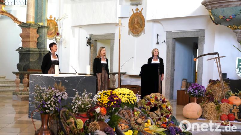 In der Wallfahrtskirche auf dem Fahrenberg singt die Gruppe TriAngel mit (von links) Andrea Götz, Steffi Daubenmerkl und Doris Völkl im Rahmen von LandKULTUR Waldthurn das "Marienlob". Bild: fvo