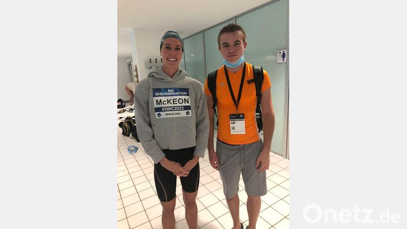 Begegnung am Rande des Swimming-World-Cups 2021 in Berlin: Fynn Legat vom Tirschenreuther Schwimm- Club trifft die 4-fache Olympiasiegerin Emma McKeon (Australien) Bild: rbg