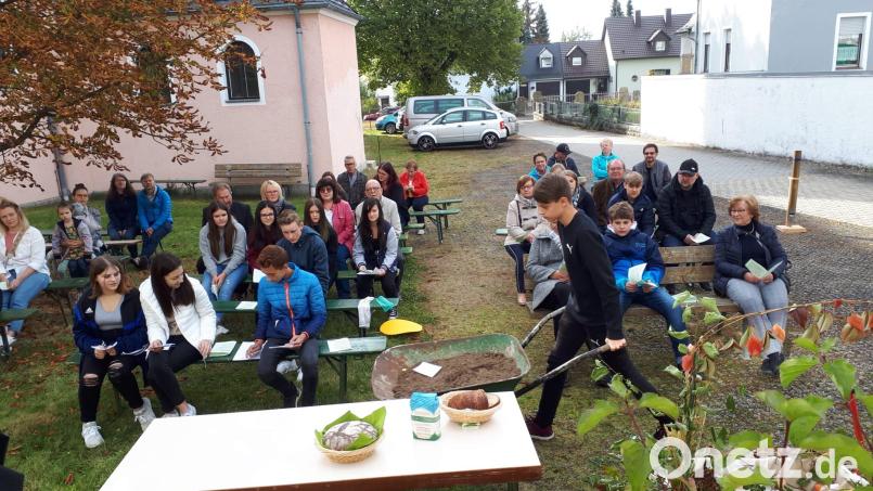 Während des Familiengottesdienstes im Freien zum Thema &quot;Wie das Brot entsteht&quot;. Bild: Evang. Pfarramt Mitterteich/exb