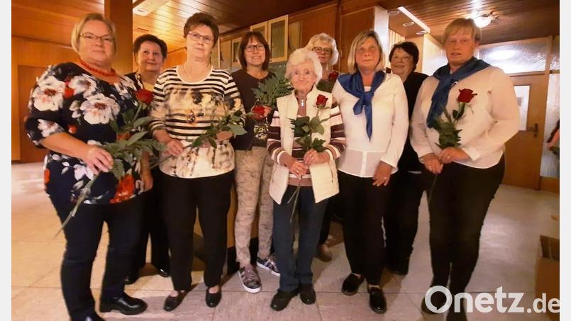Vorsitzende Annemarie Woppmann und Stellvertreterin Sieglinde Soukup (von rechts) ehren langjährige Mitglieder. Bild: bey
