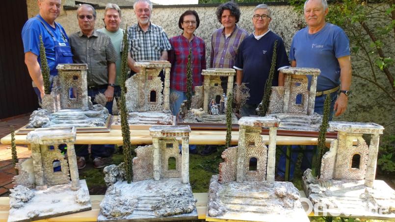 Die Baumeister mit ihren Werken (von links): Vorsitzender Reinhard Heldmann, Harald Reitmeier, Georg Nickl, Pfarrer Edmund Prechtl, Kursleiterin Hildegard Vitzthum, Berthold Bernreuter, Otto Weber und Gerhard Meller. Bild: exb