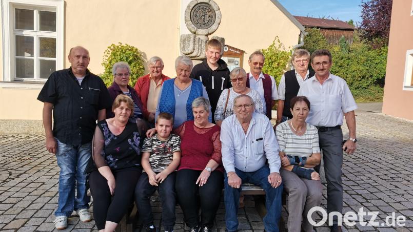 Christa und Reinhold Blöderler (sitzend, Dritte und Vierter von links) aus Waldeck feierten mit ihrer Familie Goldene Hochzeit. Bild: Hans Schrembs/exb