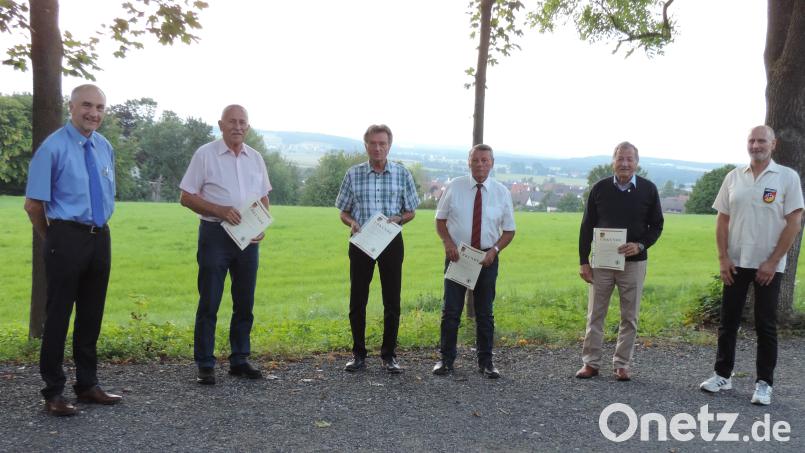 Bei den Ehrungen (von links): Vorsitzender der Kreisgruppe, Oberst der Reserve Bertram Gebhard, Dieter Walter; Franz Wagner; Helmut Hoffmann; Peter Frankl, Vorsitzender der RK-Amberg, Andreas Schulz. Bild: Meyfeld, RK-Amberg/exb