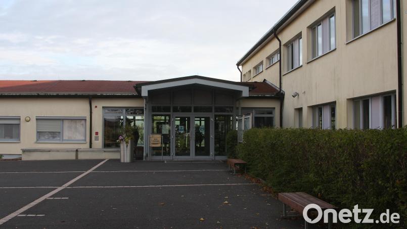 Bereits vor einigen Jahren wurde aus der ehemaligen Volksschule das Fuchsmühler Rathaus. Einer der Obergeschoss-Räume kann laut Beschluss des Gemeinderats vom Kinderhaus St. Marien genutzt werden. Bild: wro