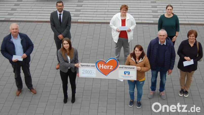 Geschäftsstellenleiterin Janine Becker (vorne, Zweite von links) übergab zusammen mit Regionalmarktleiter Gerhard Röbl (hinten, links) insgesamt 2000 Euro an sieben Einrichtungen. Bild: sm
