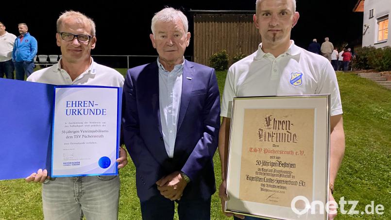 Der BLSV-Kreisvorsitzende Ernst Werner (Mitte) hat dem Vorsitzenden Simon Schönberger (rechts) eine Ehrenurkunde seines Verbandes überreicht; der Zweite Vorsitzende Markus Burkhard zeigt eine Ehrenurkunde des Bayerischen Fußball-Verbandes. Bild: Eichl