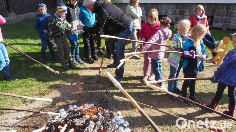 Hausmeister Ringo Haase holt die heißen Kartoffel aus dem Feuer. Bild: Grundschule Neudorf/exb