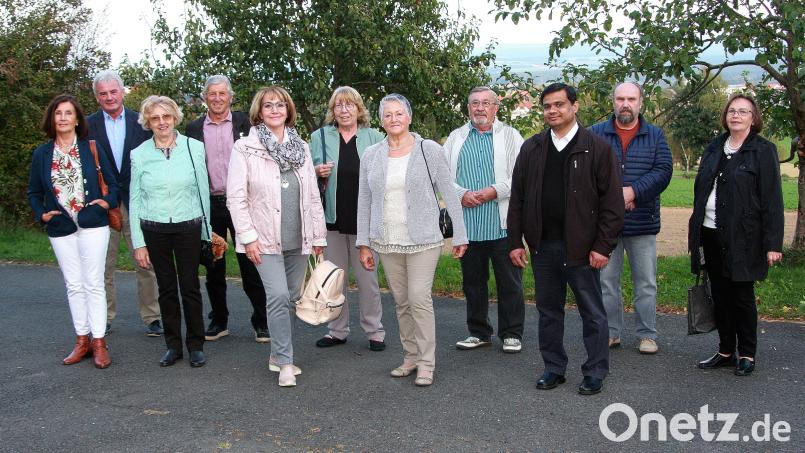 Beim Klassentreffen gedachte man auch aller verstorbenen Mitschüler, Lehrer und Seelsorger. Die Messe zelebrierte Pater Martin (Dritter von rechts). Organisiert wurde das Treffen von Anita Thoma (rechts). Bild: wro
