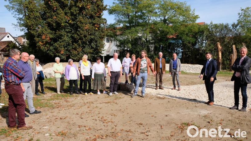 Gartenexperte Bernhard Gohlke von der Heinz-Sielmann.-Stiftung (Mitte) erläuterte die Planungen rund um den &quot;Garten des Herrn&quot; hinter der Pfarrkirche. Bild: mab