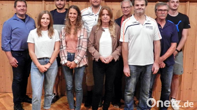 Bürgermeister Alexander Goller gratulierte Franziska Schmid, Patrick Götz, Anna Meier, Matthias Keck, Inge Hösl, Martin Meier, Norbert Schecklmann, Andreas Ruder und David Busch (von links). Bild: hai