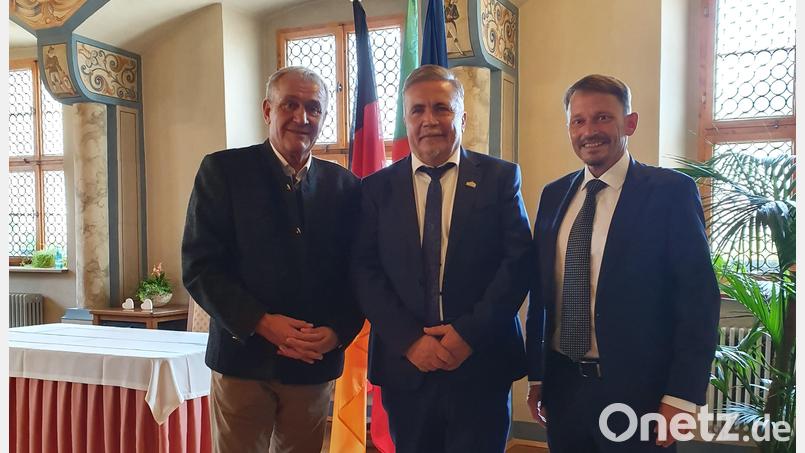 Zum &quot;Tag der Deutschen Einheit&quot; besuchen Altoberbürgermeister Kurt Seggewiß (links) und Oberbürgermeister Jens Meyer (rechts) Annaberg-Buchholz und Oberbürgermeister Rolf Schmidt. Bild: Petra Vorsatz/Stadt Weiden