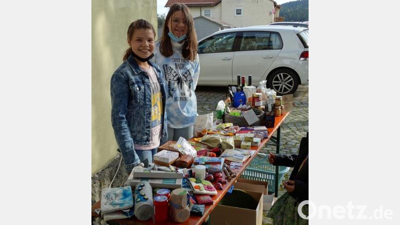 Fleißige Jugendliche verkauften die Eine-Welt-Waren in Trevesen. Bild: twg