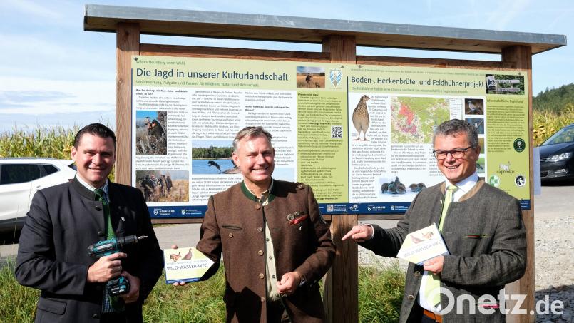 Landrat Thomas Ebeling, Initiator Jürgen Donhauser und Bürgermeister Martin Birner (von links) brachten die letzten Hinweisschilder für den Wild-Wasser-Weg an und würdigten die Gemeinschaftsleistung des Umweltschutzprojektes. Bild: Hirsch