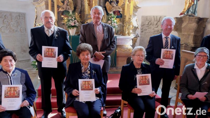 Eiserne Konfirmanden: Sitzend von links: Lotte Wagner, Frieda Herfurth, Gerda Meyer und Gudrun Jakob. Stehend von links: Pfarrer Klaus Wende, Heinz Brunner, Fritz Aichinger, Erich Schieder und Pfarrer Wilfried Römischer. Bild: le