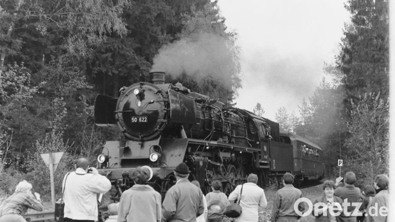 Die Einfahrt der gewaltigen Dampflokomotive aus der Vorkriegszeit im Linder Bahnhof nutzten viele Fotofreunde für eine historische Aufnahme. Bild: lg