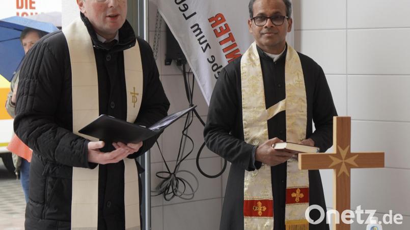 Der katholischen Pfarrer von Neualbenreuth, George Parankimalil und der evangelische Diakon Fritz Lieb aus Waldsassen segneten die neue Rettungswache. Bild: Eger