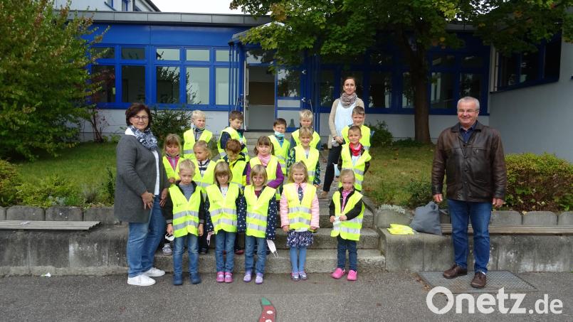 Warnwesten für die Abc-Schützen: Die Gemeinde sorgt für mehr Sicherheit. Bild: Vinzenz Dobler/exb