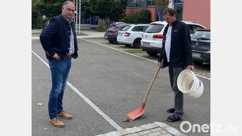 Schulhausmeister Hans Stubenvoll (rechts) stinkt es. Täglich musser mit Schaufel und Eimer anrücken um Hundeot auf den Flächen vor der Grundschule zu entfernen. Bürgermeister Richard Kammerer (links) weist auf die Zahlreichen Abfalleimer mit Hundekotbeutel im Gemeindegebiet hin. Bild: sei