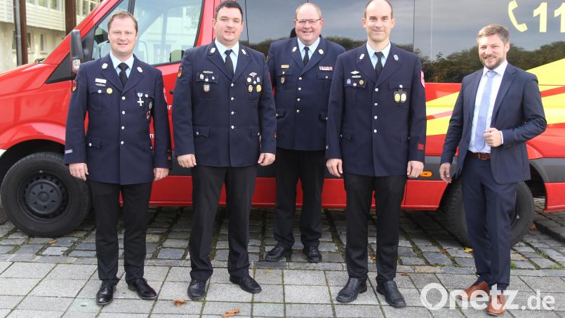 Christian Sander (Zweiter von links) ist der neue Kommandant der Feuerwehr Schwarzenfeld. Sein Stellvertreter ist Andreas Fleischmann (Zweiter von rechts). Bild: ral