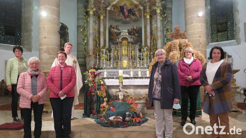 Stadtpfarrer Thomas Koch bedankte sich bei Regina Frank, Anna Haberkorn, Rita Ponnath, Agnes Emerig, Maria Drechsler und Monika Schreyer- Herr (von links) für die Mitgestaltung des Erntedankgottesdienstes in der Stadtpfarrkirche. Bild: jzk
